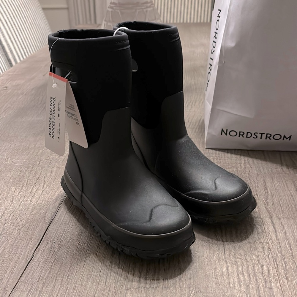 NWT Kids' Size 2 Bogs Neo-Classic Insulated Waterproof Boot